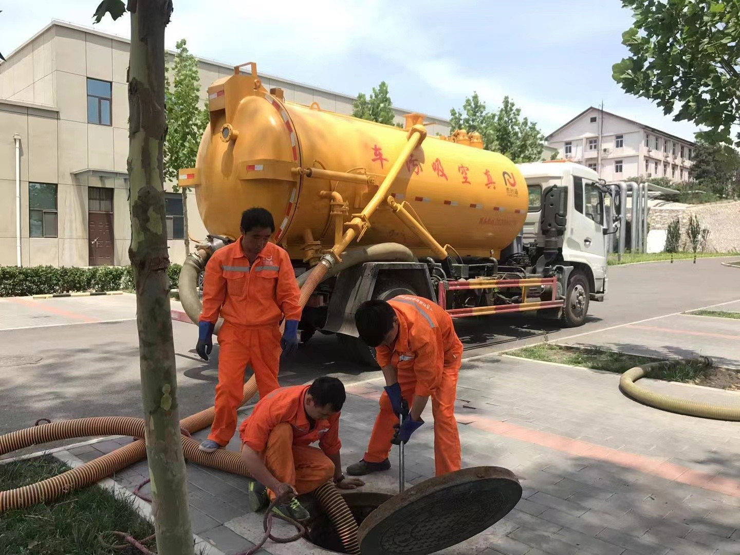 文县管道疏通车停在窨井附近