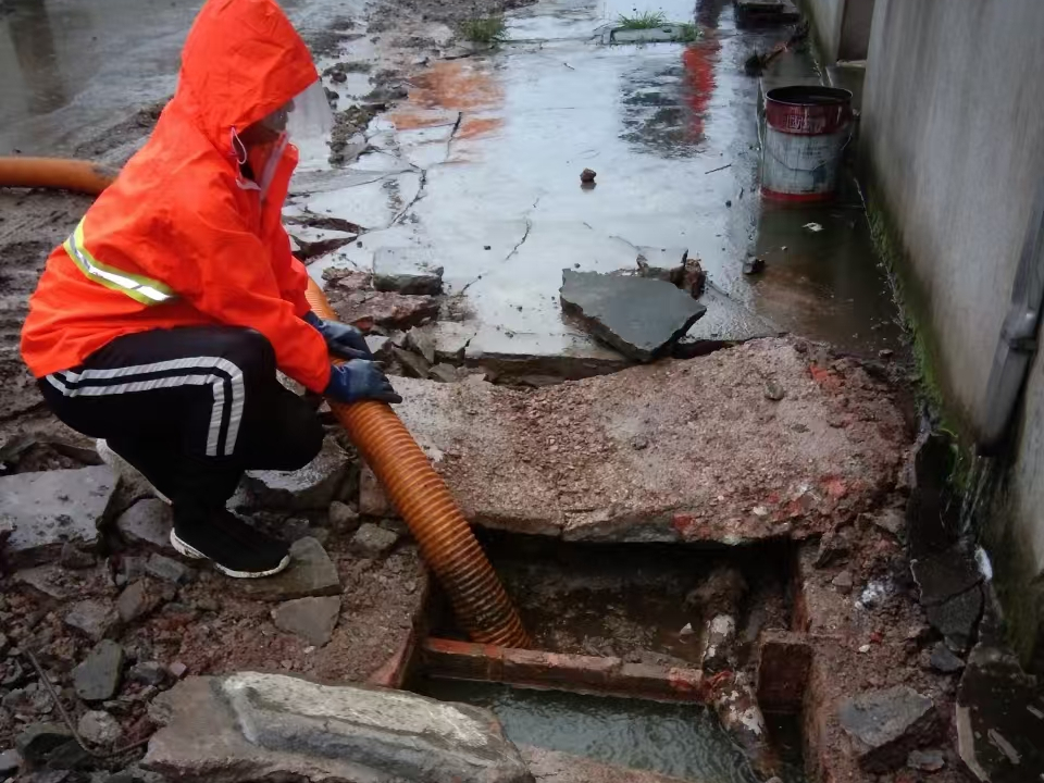 文县专业清理污水池 炜誉市政以规范流程守护城市 “肠道”