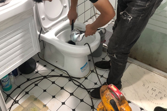 文县马桶堵塞自己疏通还是找师傅?专业上门服务让你省时更省心